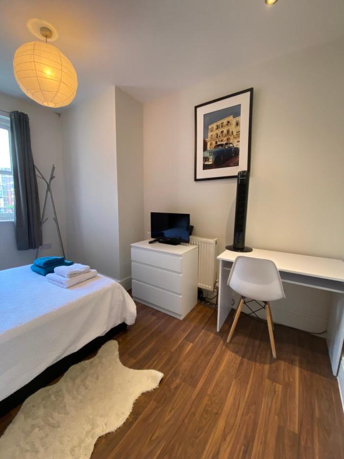 Notting Hill Next Door Bedroom In The Share Flat London Exteriör bild